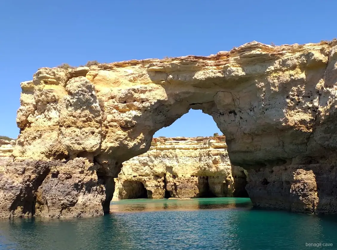 Paragem para nadar perto da Gruta de Benagil durante o passeio de catamarã de Albufeira